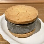 前田珈琲 - 明倫クッキーのアイスサンド 黒ゴマ
