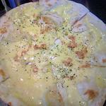 CONA - ランチピザ：ガーリック＆チーズはシンプルながらおいしいです。