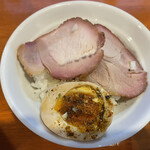 きく屋 - 普通のライスにチャーシュー+半煮玉子をトッピングしたオリジナルメニュー「ミニチャーシュー丼」