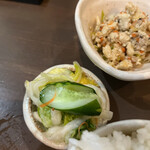 家庭料理居酒屋 よってって - 漬け物も適度な盛りで、箸休めに最高！