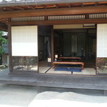 梅荘 - こんな席でうどんを食べるなんて、贅沢～！！