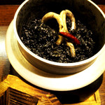 Chikyuuya - イカスミのパエリア　お米から炊き上げますので少しお時間を下さい。待つ時間も楽しみな味です。