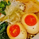 ラーメンキャロル - オレンジ色の味玉がヤバイです！