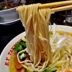 ラーメンキャロル - 麺は中太ストレート麺