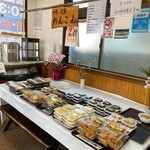 れんこん - 店内に並ぶお惣菜やお弁当