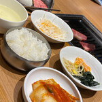Hakuundai - セットのライス、スープ、キムチ、大根サラダ、ナムル3種