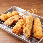炭火と笑いの台所 とりすけ 難波本店 - 鶏串メインのおすすめ串揚げ5本盛り