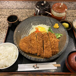 Tonkatsu Katsu Mura - じゃんぼロースカツ定食
                        この写りではジャンボに見えない切なさ
                        ごはん、みそ汁おかわりしました