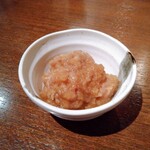 Kushiyaki Teki - お通し（味噌で炊いた鶏？）