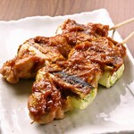 炭火と笑いの台所 とりすけ 難波本店 - 人気のねぎま【特製みそ】