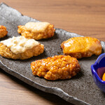 炭火と笑いの台所 とりすけ 難波本店 - 自家製つくね5種盛り合わせ（卵黄・チーズ・おろしポンズ・とろろ・タルタル）