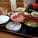 Robatayaki Isogai - ◆本まぐろ刺身定食(800円：税込）・・提供された瞬間「ワァ、鮪がキレイ」と思わず声が。