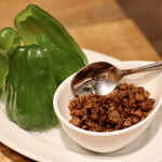 餃子とスパークリング バブルス - パリパリピーマン