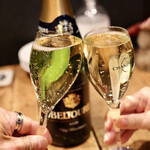 餃子とスパークリング バブルス - こぼれスパで乾杯♪