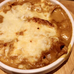 餃子とスパークリング バブルス - カレーグラタン餃子