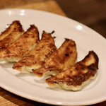 餃子とスパークリング バブルス - 焼き餃子