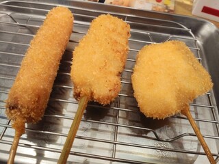 Kushikatsu Tanaka - ポールウインナー150円、サーモン170円、串カツ豚150円