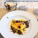 La Brianza - ホワイトアスパラガスローストバターソース半熟目玉焼き黒トリュフ。バターソースのコクも効いてる印象、美味しくてありがとうございます☆