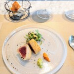 La Brianza - 長崎県対馬産まぐろカツレツサルモリリオソースロメスコソースマイクロハーブ。