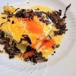 La Brianza - ホワイトアスパラガスローストバターソース半熟目玉焼き黒トリュフ。春のホワイトアスパラガス満喫メニュー、崩した半熟玉子とトリュフの香りがホワイトアスパラガスの風味をグレードアップさせてる〜