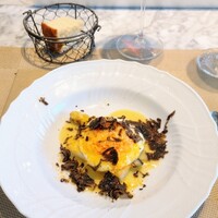 La Brianza - ホワイトアスパラガスローストバターソース半熟目玉焼き黒トリュフ。バターソースのコクも効いてる印象、美味しくてありがとうございます☆