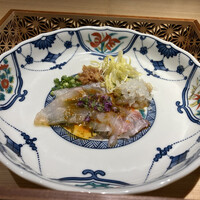 眞善美 - クエ(下関)上から麻辣ソース
                    アサツキ、ワンタンの皮を揚げて細かく砕いた物を添えて
