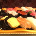 華寿し - にぎり寿司(凛) 税込540円 ※角度を変えて (2022.03.01)
