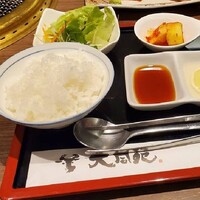 大同苑 一番町店 - ご飯、サラダ