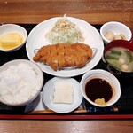 実のり - トンカツ定食（900円）