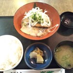 Hamayaki Kaisen Izakaya Daishousuisan - 煮魚(鰆味噌煮)定食 900円(税込)(2022年3月1日撮影)