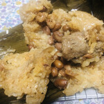 新錦江 - ほろっと崩れると大きな肉の塊とピーナッツ干しエビが出てきました