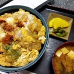 かどや - 天丼。玉子にとじられて見えないが、海老はプリッとして太い。いいやつを使っている。