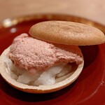 茜坂大沼 - これも感動。以前はジェラートだけだったのに、なんと練り立ての求肥に炭火で炙った最中の皮。甘酸っぱいとちおとめジェラートがめっちゃ美味しい♡勿論手作りジェラート。