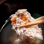 Akanezaka Oonuma - 真薯の中身はこんな感じ。オール勢子蟹。旨みが濃い!その真薯に負けない、吸い地もしっかり。これは好みのわかれるところかも。