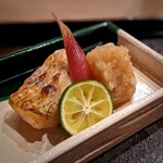 茜坂大沼 - 糸魚川ノドグロ炭火焼き　大根と林檎の染めおろし。苦手なノドグロに一瞬ギクッとしましたが、ふっくらとした焼きあがりに感動。脂も程よく落ちて、林檎の入った染めおろしをたっぷり載せて、美味しいことったら♡　焼物は大沼さんでいただくのが一番好きです。