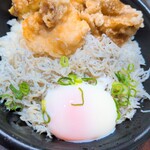 けんちゃん弁当 - 温玉、しらすたっぷり！唐揚げ、ちくわ揚げなども乗ってて嬉しい＼(^o^)／
