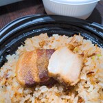 けんちゃん弁当 - あんかけチャーハンの上に柔らか〜な豚の角煮付き！
