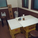 吾妻家 - 2階の即席テーブルは以前の路地仕様ビールケース