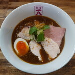 Menya Ippachi - 限定麺のカレーラーメン(940円)、タンドリーチキン抜きレアチャーシュー増し味玉仕様