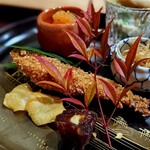 茜坂大沼 - 北海道公魚の柿ピー揚げは砕いたピーナッツの甘みが効いている。干柿の中に海鼠腸クリームを詰めたものは、スペシャリテのような一品。慈姑チップスも美味しい。