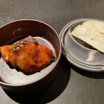 北海道焼肉 北うし - 甘海老あまおう苺キムチ和え、ピクルス