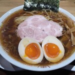 らぁ麺 おかむら - 煮玉子サービス。極旨な一杯です。