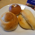 be-kari-resutoransammaruku - 最初に選んだパン　一番向こうは焼き立てのホワイトチョコのパン