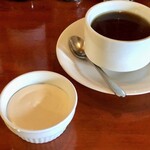 チベッタ - 食後の飲み物は紅茶でいいですかと聞かれ「？」となりましたが、サービスで出してくれたプチデザートが「グレープフルーツとリモンチェッロのムース」。これなら3個はいけちゃううまさ。そして紅茶が合う！