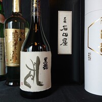 新潟・富山・石川・福井・長野の限定酒を中心に常時100銘柄以上の品揃え