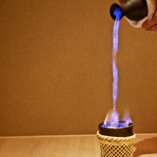 お酒は種類豊富◎“ひれ酒”のパフォーマンスは見ものです！