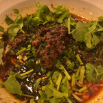 虎穴 - マーラー麺にパクチー投入