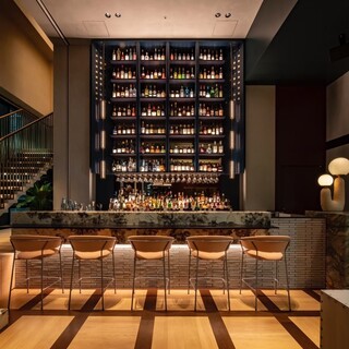 9階天井まで伸びる圧巻のバックバー【THEUPPERBAR】