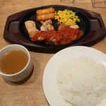 Gasuto - 若鶏のグリル ガーリックソースランチ(3枚)769円をライス大盛り無料で