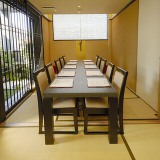 3F６名様までご利用可能な個室
                                          備え付けテラスにて喫煙可能